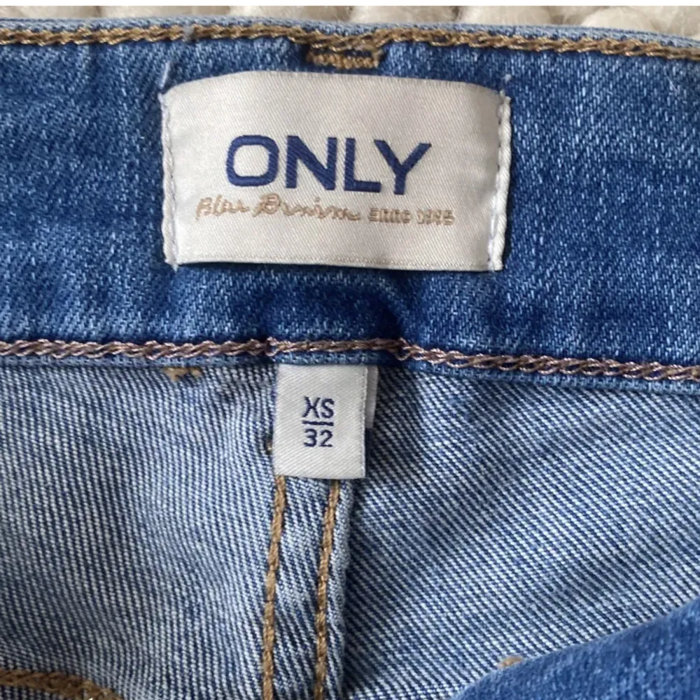 Säljer de här lågmidjade jeansen från only! . Jeans & Byxor.