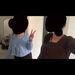 Ljus blå & brun tröja & linne 2x - Sköna fina tröjor. Säljer dom här tröjor för att de har blivit småa. En är kofta en är linne båda ingår tillsammans till 120kr. Brun & blå färg 😍. Om man vill ha en det är för 60kr.
