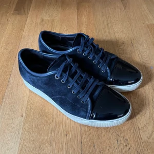 Lanvin cap toe skor 46 - Säljer mina fräscha Lanvin, hur schyssta som helst, kom med bud eller köp nu via knappen! ⭐️🙌🏻 skick 6/10  Tveka inte att ställa frågor!