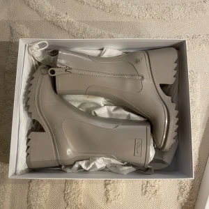 Chloé Betty boots - Köpa på Chloé hemsidan. I väldigt fint skick. En skrapa vid sidan av ena skon bara. 