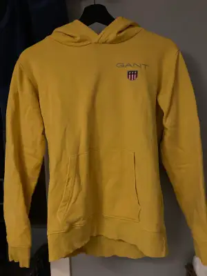 Gul Gant hoodie i storlek 15år/170. Använd gärna ”köp nu”💛