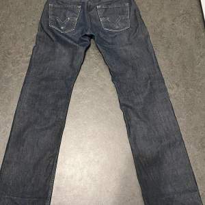 Ett par mörkblå diesel jeans modellen straight larkee. Nypris 1.500kr mitt pris 550. Fint skick i storlek W31 L32