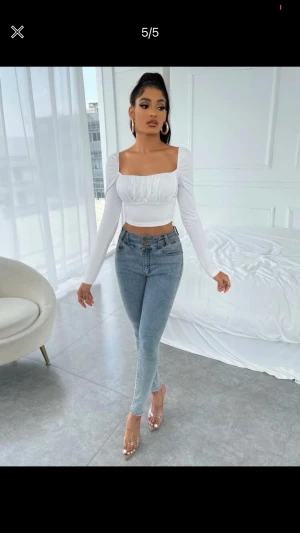 Shein vit tröja  - Kort tröja. Använder inte korta tröjor och har aldrig använt den. Säljer för 80kr eller så kan du buda!!