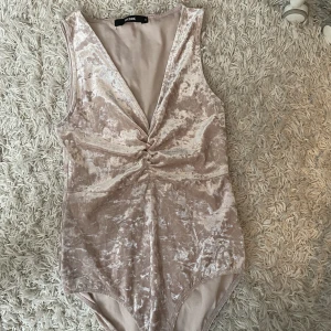 Sammet body  - En sammet body som är lite åt de rosa/ beige hållet. 