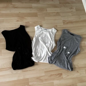 Bodysuits i olika färger - Säljer dessa tre kortärmad e bodysuits. 30kr styck, eller alla för 90kr