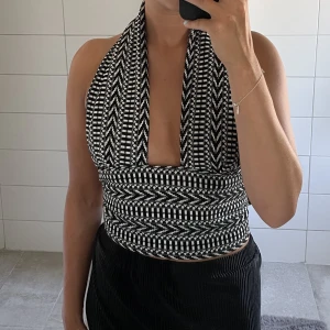 Fest topp - Sytt den själv. Haft den en gång på nyår. Tjock och fint tyg. Passar både någon med små eller större bröst