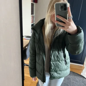 Vinterjacka - Jätteskön vinterjacka 🙏🏽🙏🏽 använt den under en säsong men väldigt fint skick 