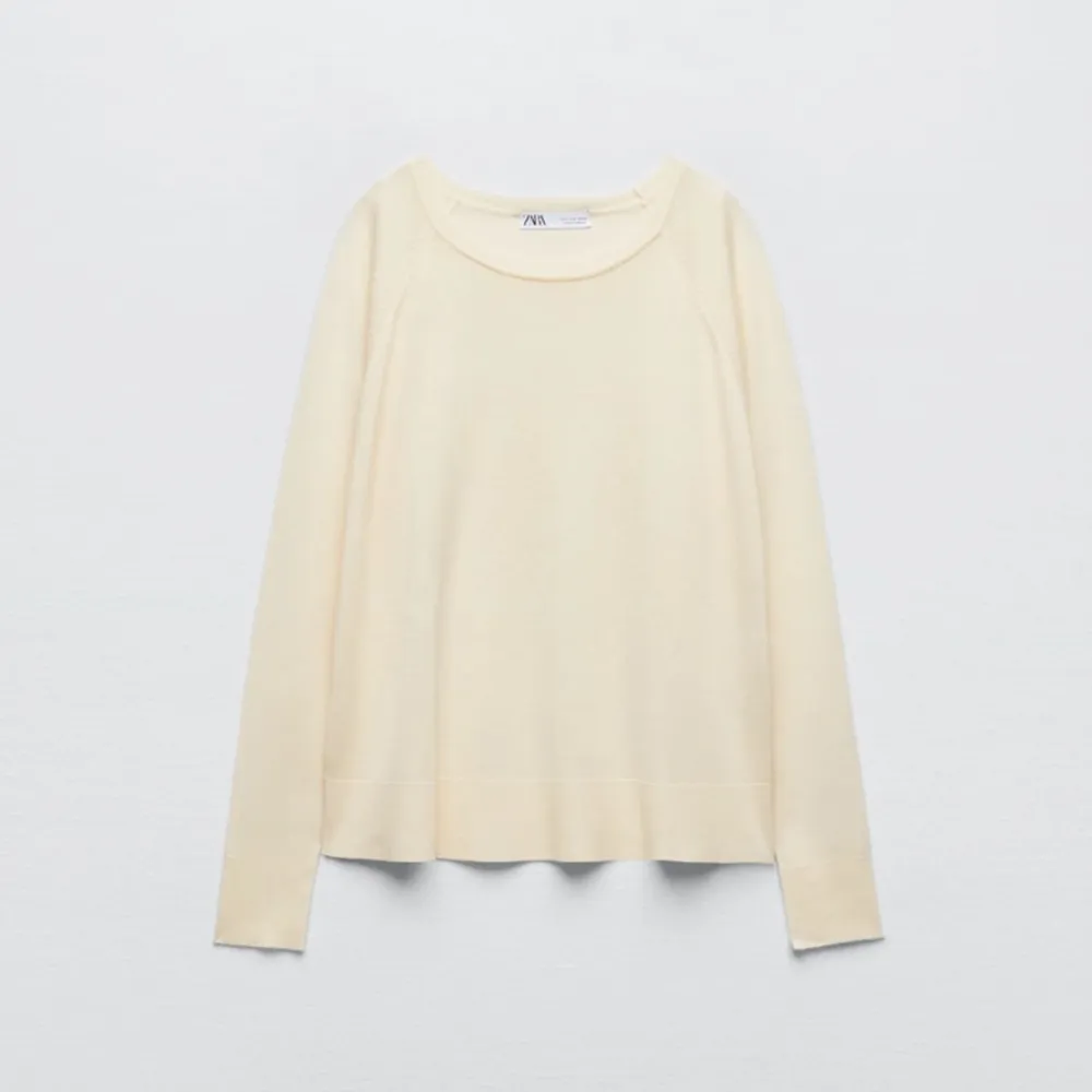 Säljer denna super fina kräm vita tröja från Zara! Nypris 199 kr, skriv privat för bilder på.. Toppar.