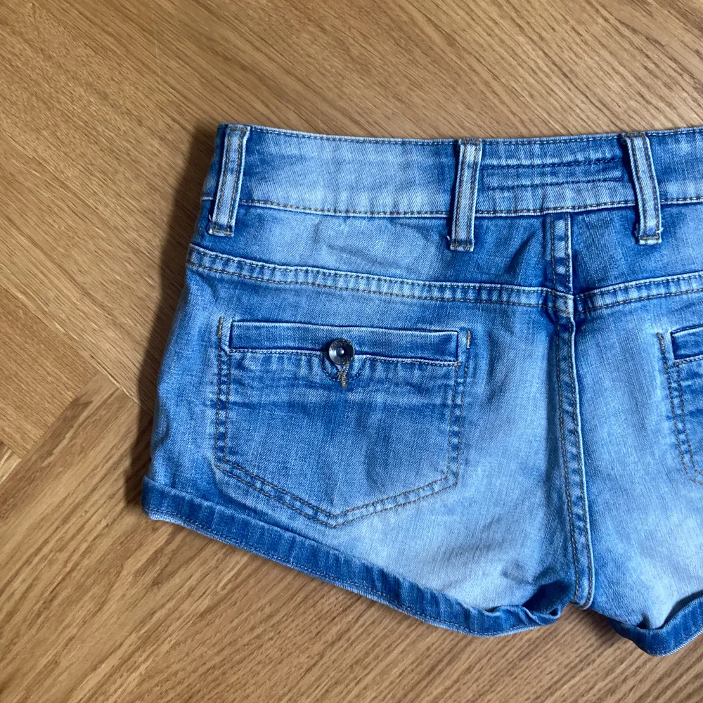 Assnygga lågmidjade jeanshorts!! Inte lika blåa utan mer ljusare irl!. Shorts.