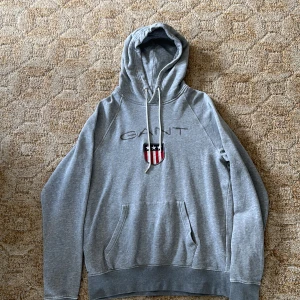 Gant tröja - En grå gant tröja i storlek xl men sitter som en L det finns minimalt slitage men man märker knappt det. Nypris 1099