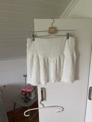 Gina tricot kjol - Använd 1 gång , fin och trendig minikjol som är liten i size enligt mig!!