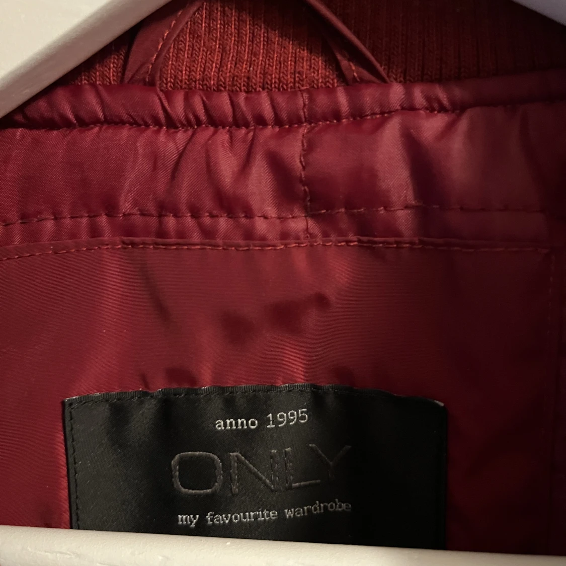 Vinröd bomberjacka stl S - 91