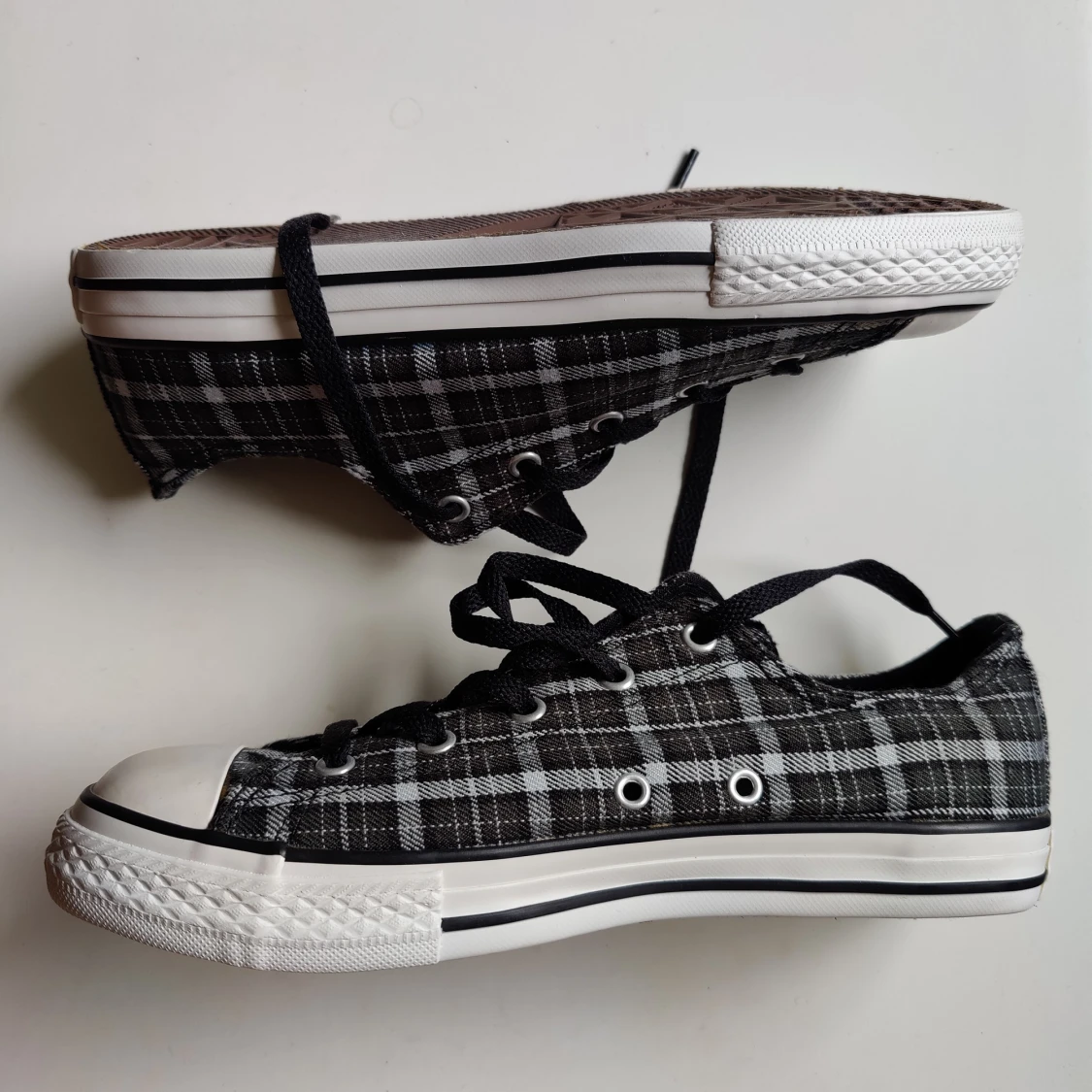Brand new Converse sneakers  - 90