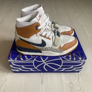 Nike jordan legacy 312 - Nike Jordan legacy 312 i bra skick som inte används. Storlek 43.