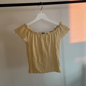 Topp - Gul topp, går att bära off shoulder. 
