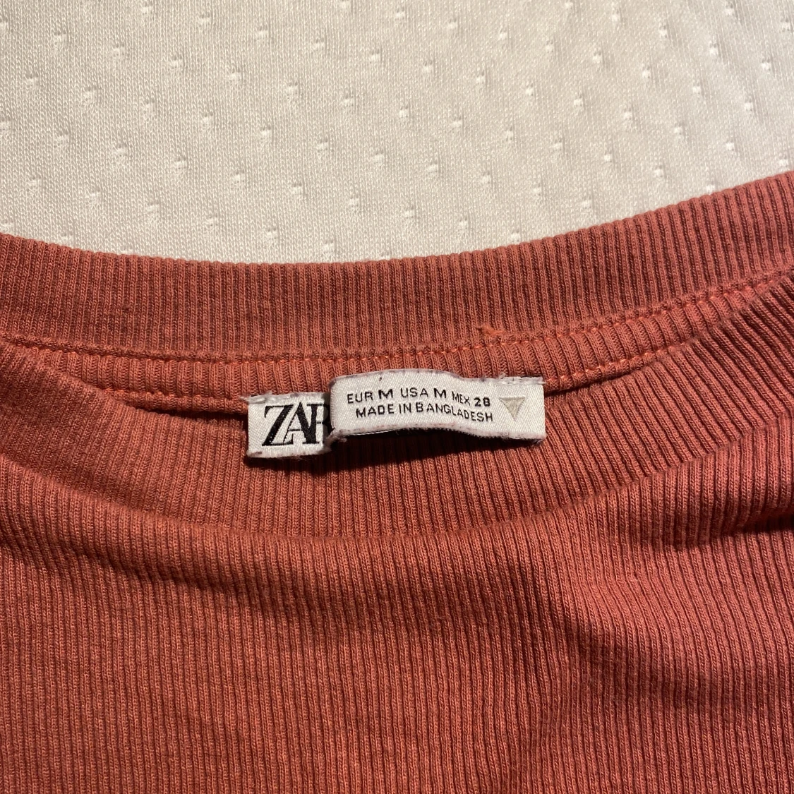 Mörk rosa volangtröja  - 91