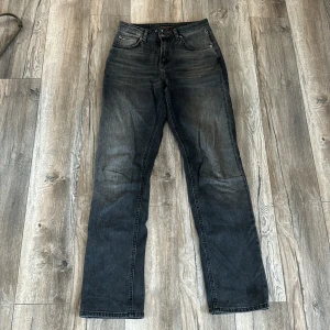 Gråa jeans - Snygga gråa jeans från Nudie Jeans. Nästan helt oanvända. Medelhög midja och straight leg. Nypris 1400kr