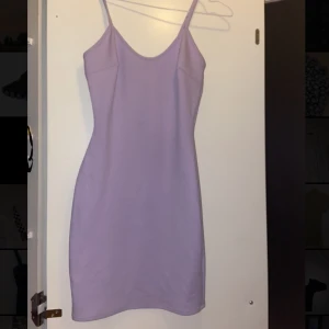 Lila Klänning! Nly One - Superfin lila klänning från Nelly som jag gärna behållt men den satt för tight på mig:/, Strlk S men skulle mer säga att den sitter som en XS