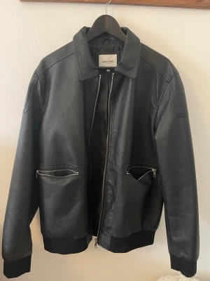 Oversized skinnjacka - Använd ett fåtal gånger. Den är oversized men liten för att vara en XL