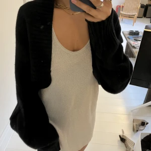 Kofta Hunkydory - Marinblå stickad kofta från Hunkydory  Köp direkt via ”köp nu”