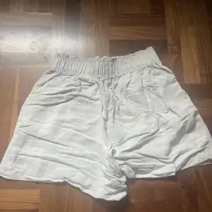 Linneshorts från H&M  Beiga  EUR S 