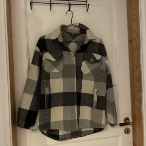 Rutig vår/höst jacka  - Varsamt använd, oversized fit