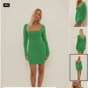 Tunt stickad klänning i grönt🐸 fyrkantig uringning🤍 Köp gärna via Plick appen! Skickar så fort jag kan! Bara att skriva om ni funderar på något🤍 från nakd