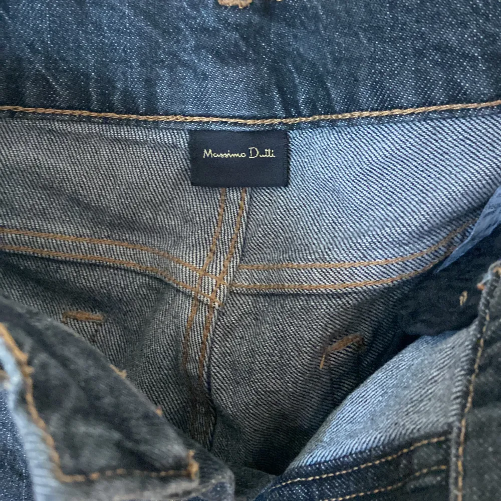 Säljer mina riktigt snygga jeans från Massimo dutti, dom är relaxed fit och går över skorna perfekt. Jeansen har inga defekter och är använda sparsamt, skriv vid minsta fråga!. Jeans & Byxor.