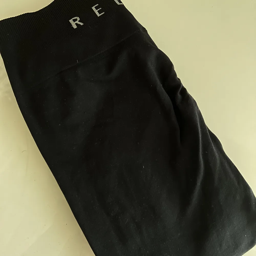 Säljer dessa tights från relode. Ordinariepris: 699kr. Säljer för 400kr. Är i storlek S men är så sjukt stretchiga så de skulle även passa M. . Jeans & Byxor.