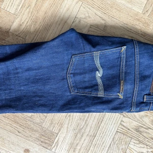 Nudie jeans  - Säljer dessa riktigt feta nudie jeansen i modellen grim trim stlk 32-32 som passar till allt. Jeansen är i toppskick utan några flaws och har endast använts ett par gånger.