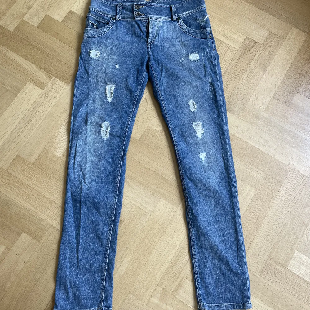 Ett par raka jeans från Lindex i storlek 40. De väldigt snygga vid midjan. De går ner till golvet på mig som är 173. Tryck på köp nu❤️. Jeans & Byxor.