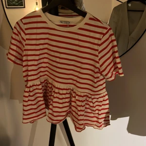 Volang tröja  - Röd randig volang tröja från zara. Aldrig använd 