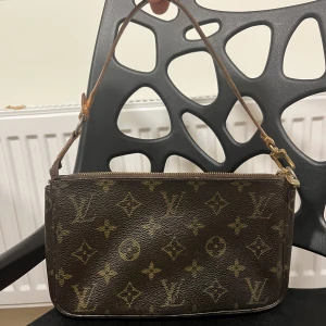 Vintage LV väska  - Vintage Louis Vuitton väska. Köpt på miintos hemsida vintage för ca 1 år sedan för ca 5500kr. Finns ej kvitto. Mindre modell. Code: AR1012