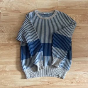 Tröja - Köpt på secondhand men har aldrig kommit till användning! Storlek M, men skulle säga att den är M-Xl. 50kr + frakt