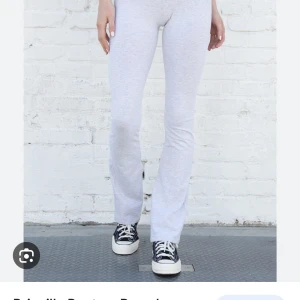 Brandy Melville byxor - Ljusgråa mjukisbyxor från brandy. Nypris 250 kr Ända defekten är ett litet hål längst längst ner men inget som märks 