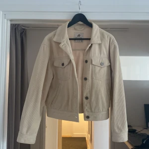 Manchester jeansjacka - Säljer min supersnygga jeansjacka i beige manchestertyg🤎🤎
