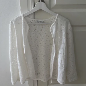 VIT KOFTA - Jättesöt vit kofta köpt från Sellpy!!! aldrig använts 😇😇