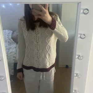 Stickad tröja  - Vit och vinröd kabelstickad tröja från Zara, pris kan diskuteras 🫶