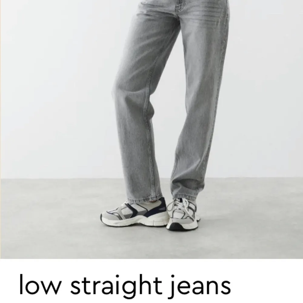 Lågmidjade straight/bootcut jeans som är från Ginatricot💓Använt 2-3 gånger bara, så den är i väldigt bra skick!! 🫶Ordpris: 499kr ! Hör av angående frågor🥰 . Jeans & Byxor.