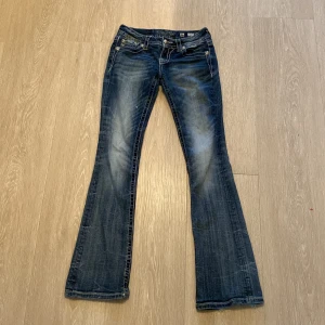 Säljer MISS ME byxor💕💗 - Säljer mina miss me byxor!!💕 dom är lite förstört så man kan se på bilden. Jag säljer dom när dom bare ligger i skåpet💕💕 jag säljer dom för 475 kr+frakt från Norge.