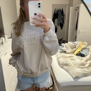 Sweetshirt - Jätte fin Beige oversized sweetshirt med tryck från Nelly använt en eller två gånger. Säljer då den inte kommer till användning🥰🥰