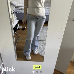 fina bootcut jeans! lånade bilder från tjejen jag köpt av, fråga om ni behöver egna❤️