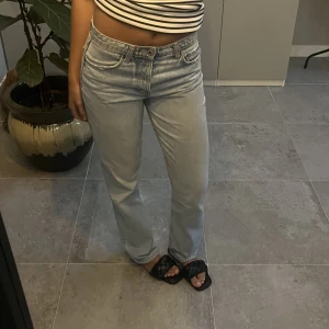 Zara jeans  - Säljer mina jättefina populära mid rise jeans från zara i en ljus färg. Dem är knappt använda och är därför i ett väldigt fint skick. Dem är i storlek 38 men skulle säga att dem passar en 36 också. Jag är 170cm💕💕