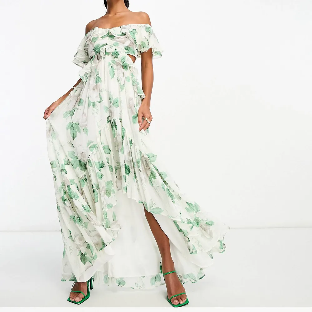 Helt ny blommig klänning från Asos, aldrig använd prislapp kvar. Säljes pga tanken var till bröllop men valde annan klänning.  Strl 38 Nypris: 919:- . Klänningar.