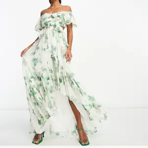 Helt ny blommig klänning från Asos, aldrig använd prislapp kvar. Säljes pga tanken var till bröllop men valde annan klänning.  Strl 38 Nypris: 919:- 