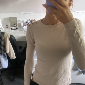 Stickad tröja - Söt tröja köpt utomlands, har slits nere