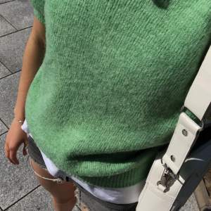 Stickad topp med puffärmar i grönt från vero Moda 💚 Storlek: S