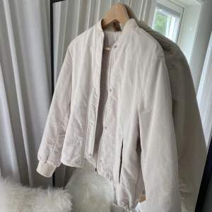 Filippa K Jacka  - Bomberjacka från Filippa K i storlek Small. Använd ett fåtal gånger, mycket bra skick. 
