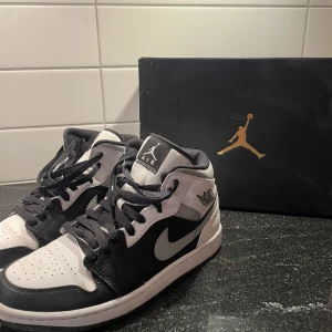 Jordans - Säljer mina Air Jordan 1 Mid White Shadow Smoke Grey🩶🖤  Storlek 41