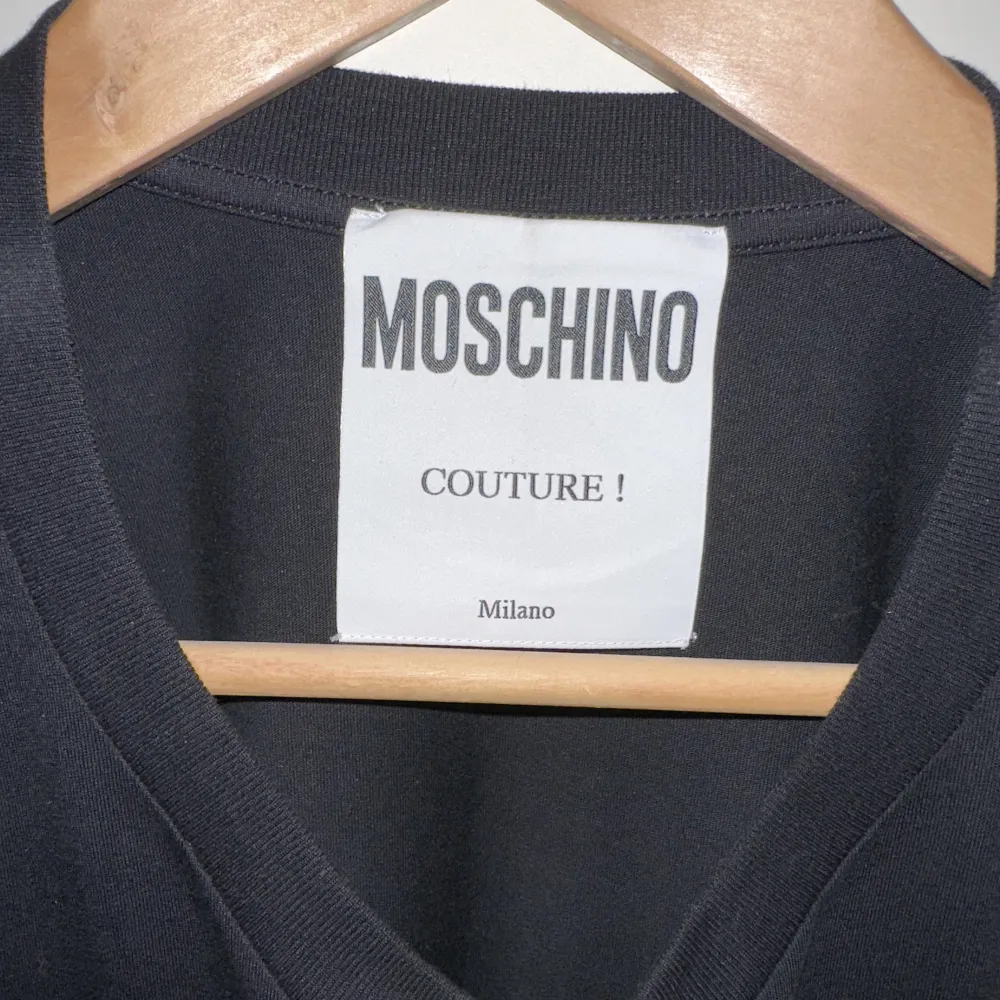 Säljer en aldrig använd Moschino T-shirt som är köpt på Luisaviaroma för 4000kr, Storlek 48/M. T-shirts.